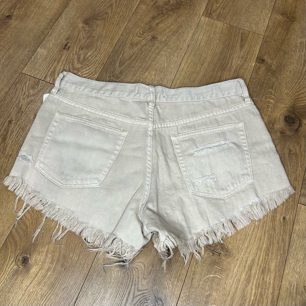 NWT $68 Free People cream distressed cut off shorts - Size 28 - Picture 6 of 8